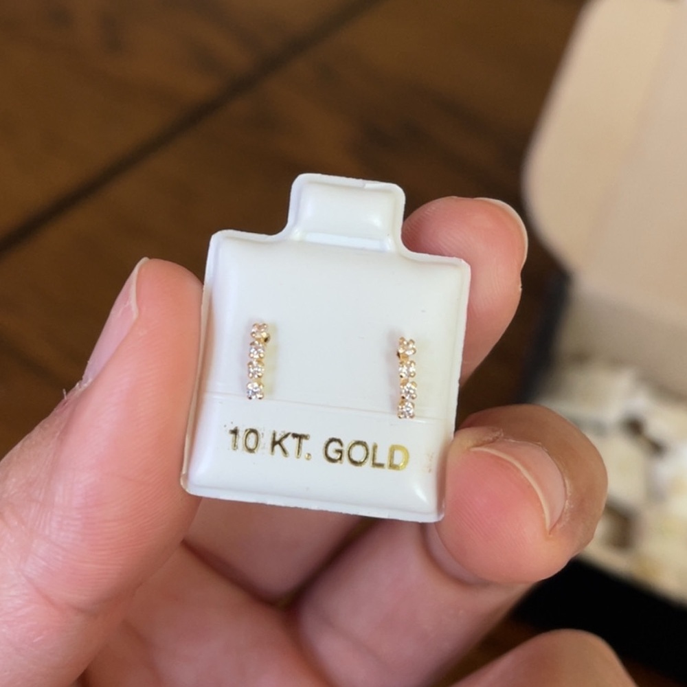 10k Solid Gold Diamond Earrings✨